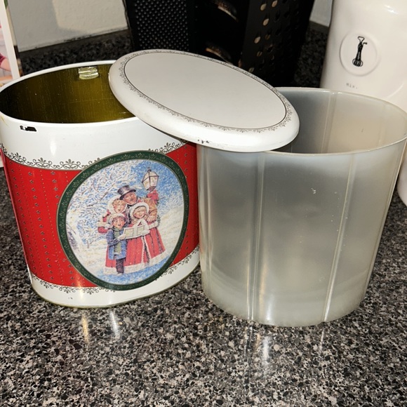 Vintage FTD Carolers tin - Picture 4 of 10